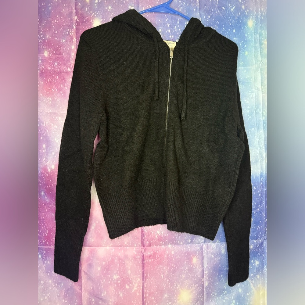 New universal thread zip up sweater 🛍